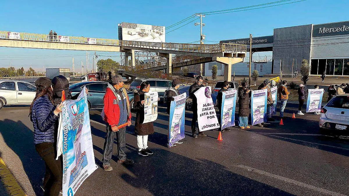 Bloquean carretera exigiendo localización de un joven desaparecido